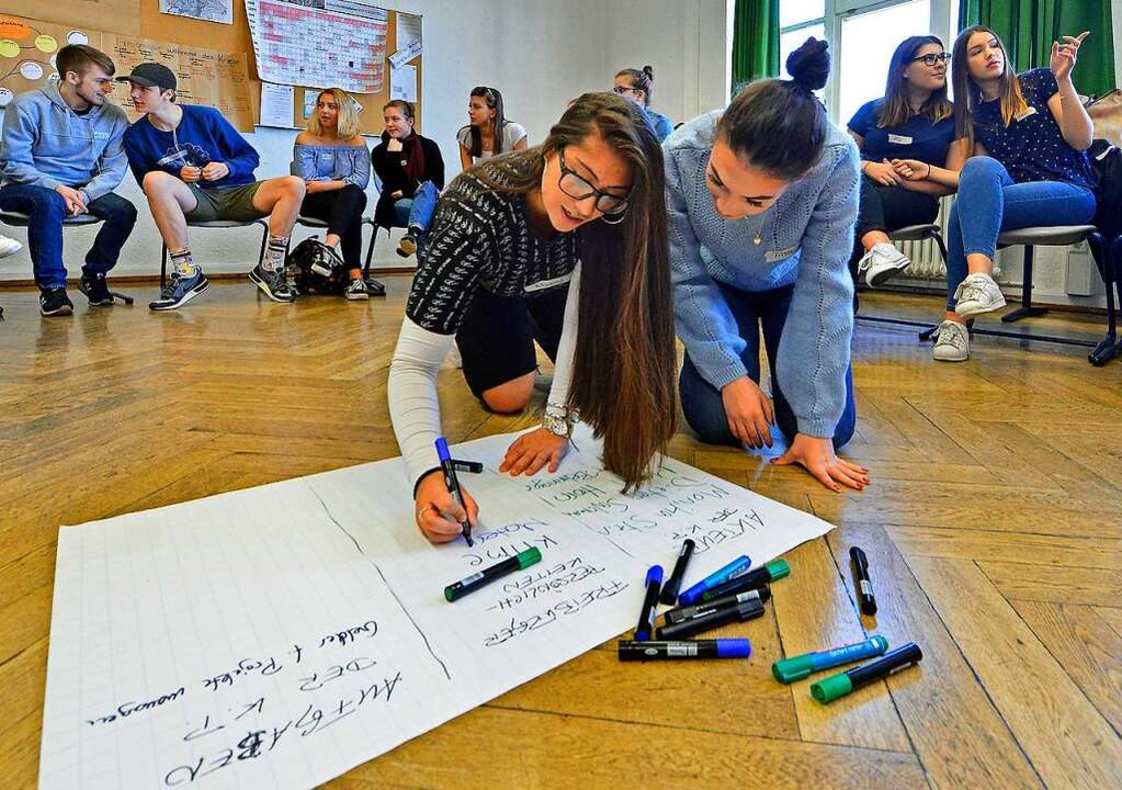 Schlerinnen  notieren, was sie ber die  OB-Wahl wissen.  | Foto: Michael Bamberger