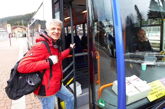 Ralf Landau steigt  in den Bus zum Sptdienst ein.  | Foto: Peter Stellmach