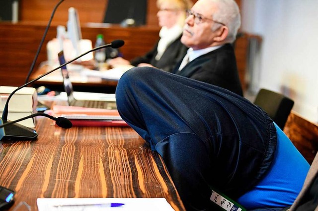 Nasr-Eddine B. am ersten Prozesstag au...mer wieder dramatisch seine Emotionen.  | Foto: dpa