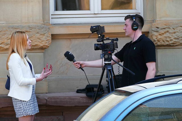 Sonja Tesic gibt am Freitag nach dem G...vor dem Gerichtsgebude ein Interview.  | Foto: Ralf Burgmaier