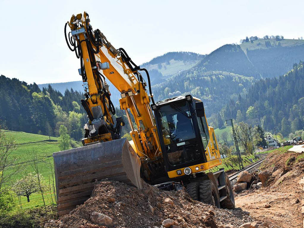 Bagger bei Himmelreich und im Hintergrund ist das Schwarzwaldpanorama zu sehen. Bagger bei Himmelreich und im Hintergrund ist das Schwarzwaldpanorama zu sehen.