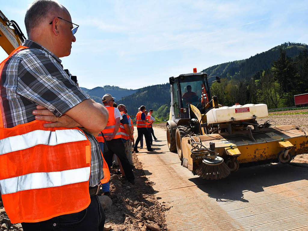 Die Kehrmaschinen sind auf der Höllentalbaustelle auch etwas größer. Die Kehrmaschinen sind auf der Höllentalbaustelle auch etwas größer.