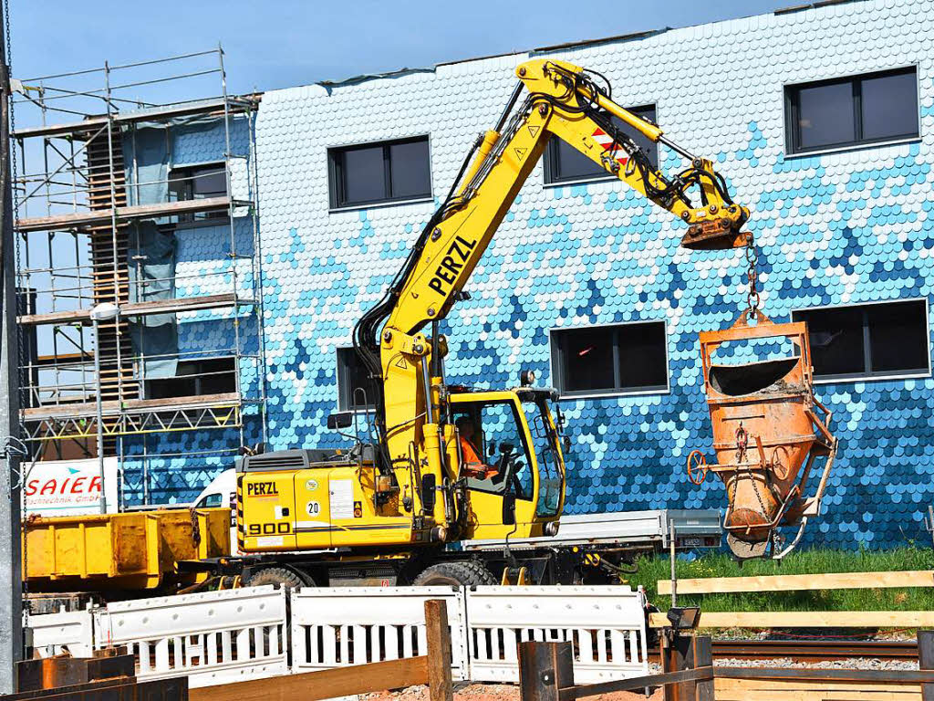 Baumaschinen statt Züge rollen über Gleise bei Kirchzarten. Baumaschinen statt Züge rollen über Gleise bei Kirchzarten.