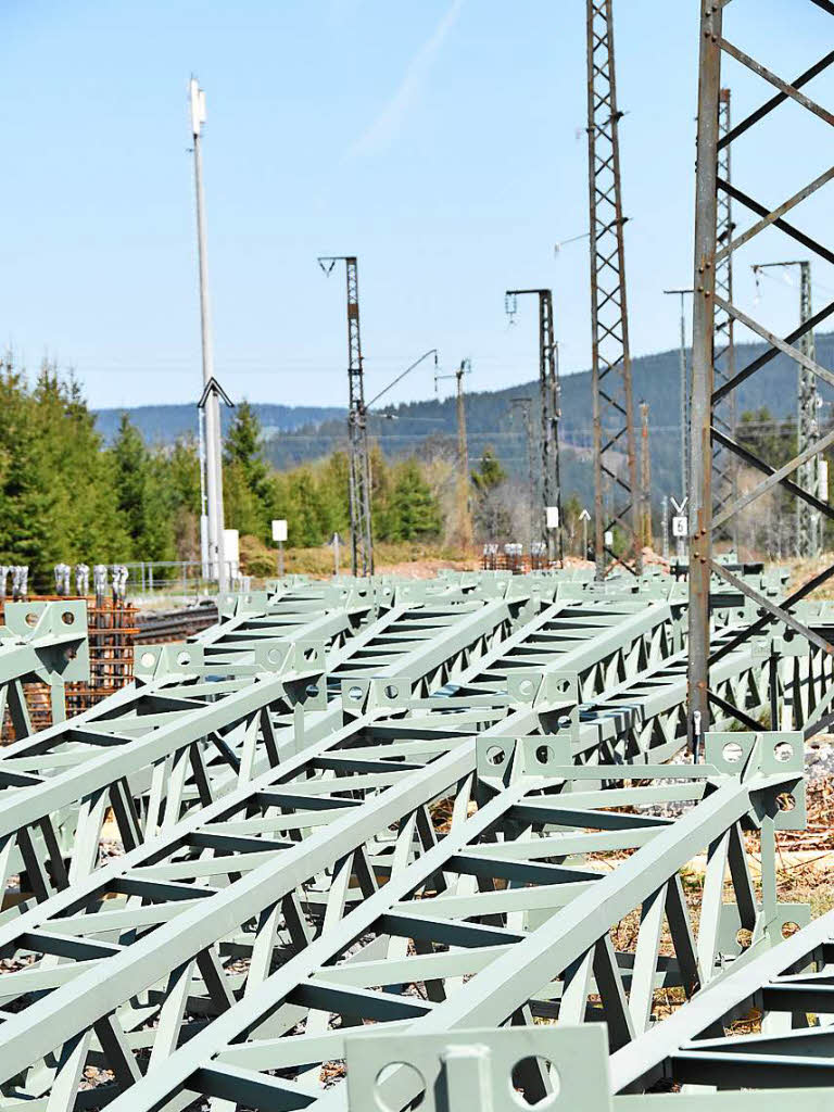 Neue Oberleitungsmasten lagern in Titisee. Neue Oberleitungsmasten lagern in Titisee.