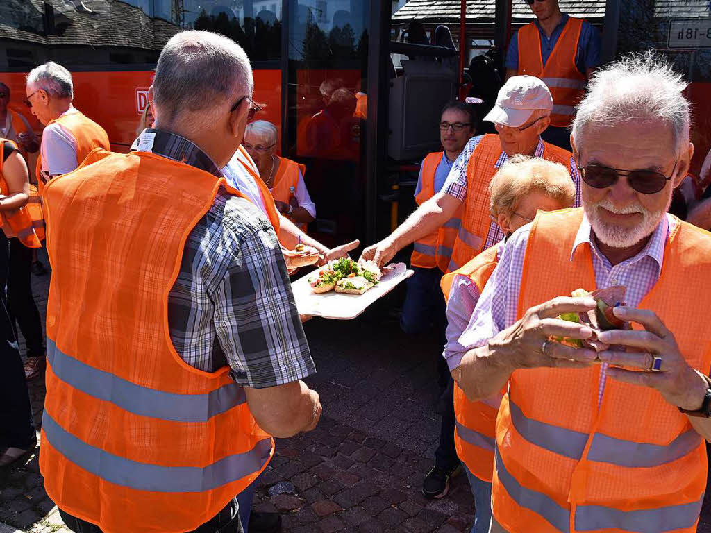 BZ-Leser auf der Großbaustelle der Höllentalbahn: Die Bahn spendierte auch einen Imbiss. BZ-Leser auf der Großbaustelle der Höllentalbahn: Die Bahn spendierte auch einen Imbiss.