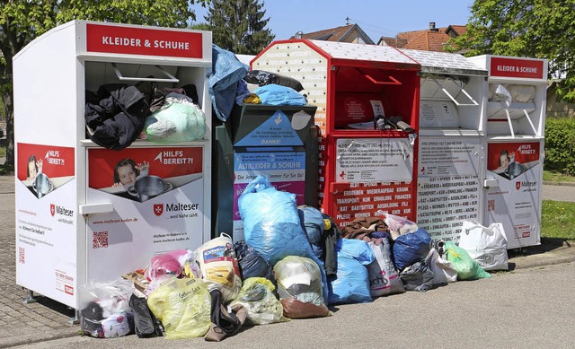 berquellende Wertstoffcontainer auf d...se Textilien rund um die Container ab.  | Foto: Ruth Seitz