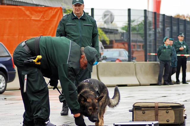 Dank Sprhund kommen die Beamten den   Schmugglern auf die Schliche.  | Foto: Thomas Loisl Mink