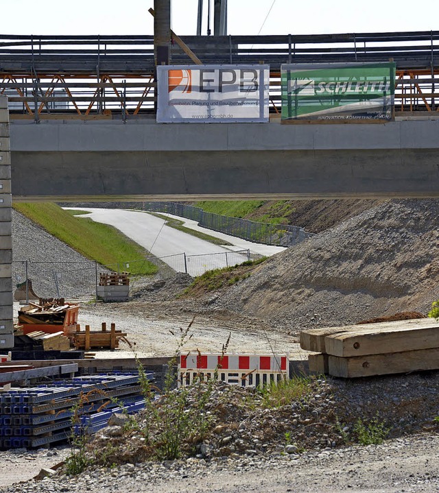 Im Hintergrund sieht man  den westlich...terfhrung ist noch nicht passierbar.   | Foto: Lauber