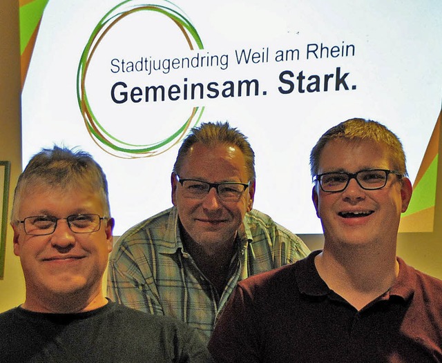 Das Vorstandsteam mit (von links) Armi... dem neuen Logo des Stadtjugendrings.   | Foto: Sedlak