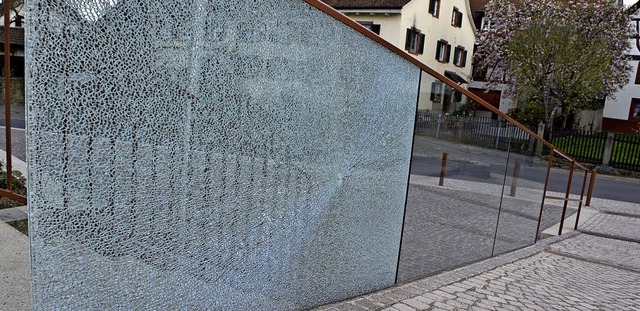 Mit einem schweren Stein zerstrt wurde die Schutzscheibe.   | Foto: Donner