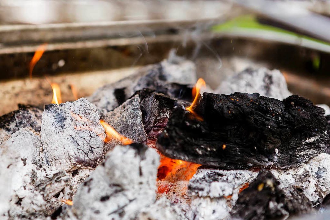 Glühende Kohle kann als offenes Feuer ...8211; und das ist im Seepark verboten.  | Foto: dpa-tmn