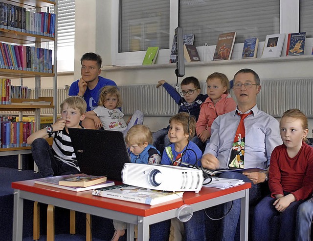 Detlev Hoffmeier liest den Kindern jed...eise vor, um ihre Fantasie anzuregen.   | Foto: Leony Stabla