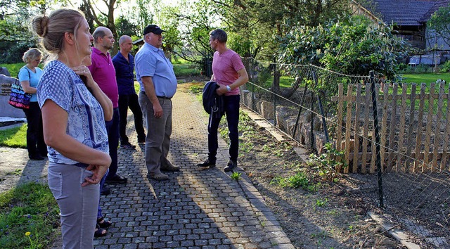 Der Ortschaftsrat begutachtet den Zaun und Grnstreifen.   | Foto: Axel Reibel