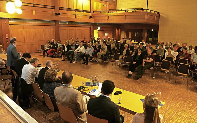In der Wehratalhalle wurde intensiv ber die Zukunft von Todtmoos diskutiert.  | Foto: Michael Krug