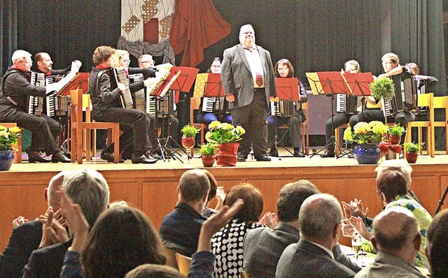 Applaus fr das Akkordeon-Ensemble Kol...rigen Leiter Roland Kiesel erinnerte.   | Foto: Lorenz