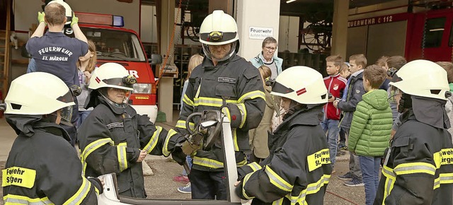 Wie richtige Feuerwehrleute: Fr die V...n gab&#8217;s allerhand zu entdecken.   | Foto: Heinrich Fehrenbach