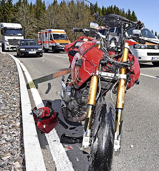 Das  Motorrad, das auf der Bundesstrae B 315 strzte.   | Foto: Kamera 24
