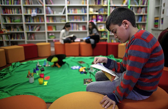 Total analog: Kinder lesen in gedruckt...1; wie hier in einem Klner Leseclub.   | Foto: dpa