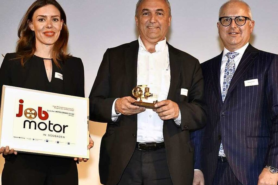 Preisverleihung Jobmotor 2017: Marlene Maurer (l.) und Manfred Kennel (M.) von der Teninger Firma Funke mit Laudator Thomas Burger, Präsident des Verbandes WVIB Schwarzwald AG (Foto: Thomas Kunz) Preisverleihung Jobmotor 2017: Marlene Maurer (l.) und Manfred Kennel (M.) von der Teninger Firma Funke mit Laudator Thomas Burger, Präsident des Verbandes WVIB Schwarzwald AG (Foto: Thomas Kunz)