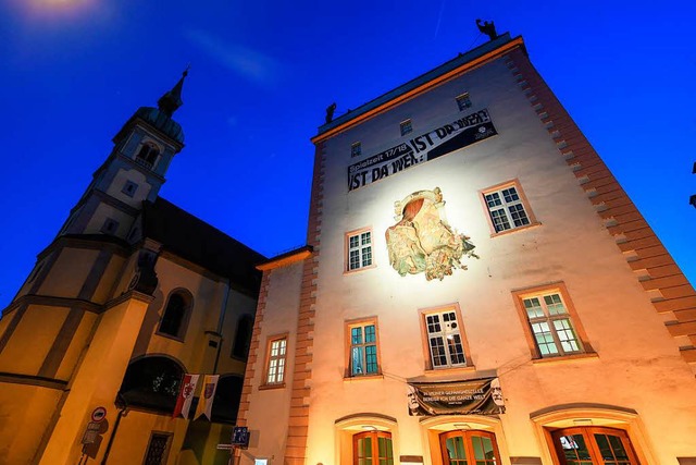 Die Fassade des Theater Konstanz (r) wird zur Blauen Stunde beleuchtet.  | Foto: dpa