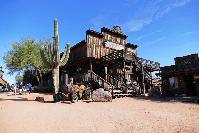 Wie aus einem Western: der Saloon in der Goldfield Ghosttown mit Saguaro-Kaktus  | Foto: Birgit Herrmann