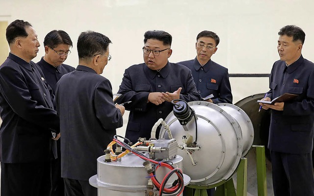 Kim Jong Un neben einem Sprengkopf: Je...rche statt auf  Raketentests setzen.   | Foto:  dpa