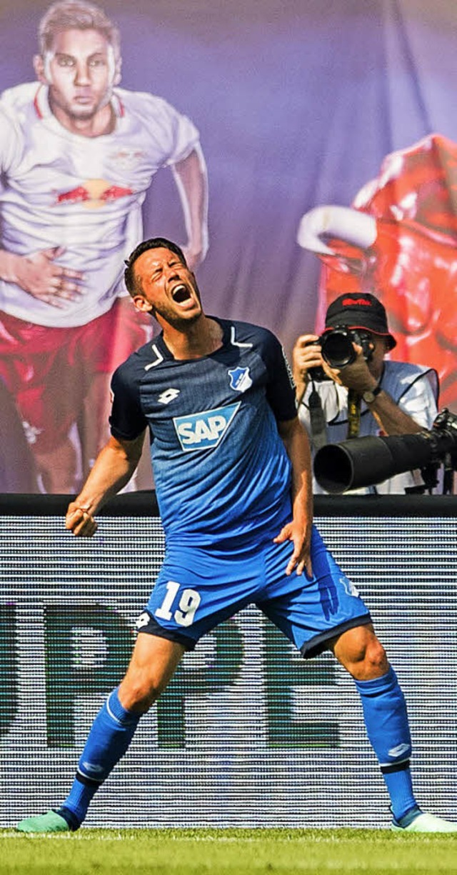 Mark Uth bejubelt seinen Treffer zum 1:0 in Leipzig.  | Foto:  afp