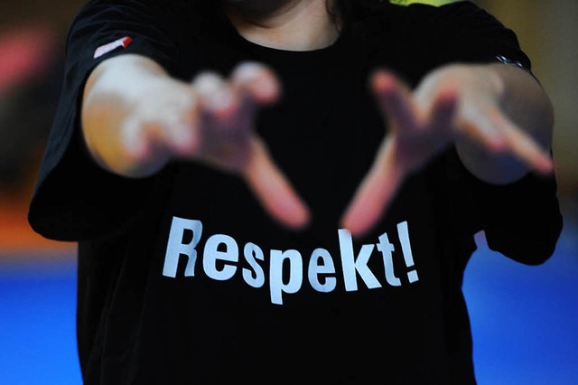 Das Wort &quot;Respekt&quot; steht auf...chlers, der am Boxtraining teilnimmt.  | Foto: dpa