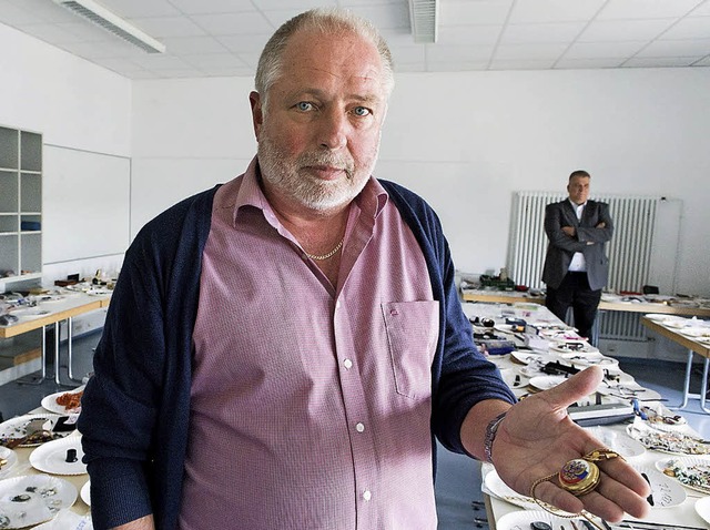 Kriminalhauptkommissar Peter Gbel prsentiert die Beute.  | Foto:  sD