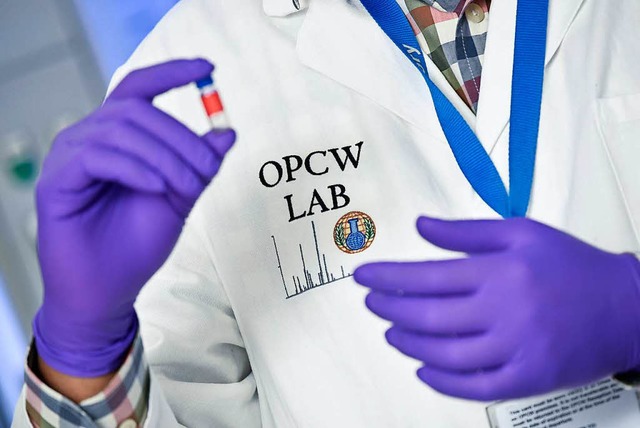 Ein Labortechniker der OPCW im Hauptquartier in Den Haag.  | Foto: AFP
