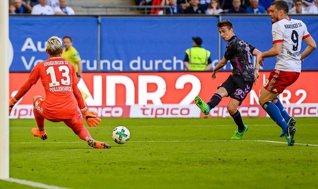 Eine der grten Freiburger Torgelegen...er am HSV-Torhter Julian Pollersbeck.  | Foto: dpa