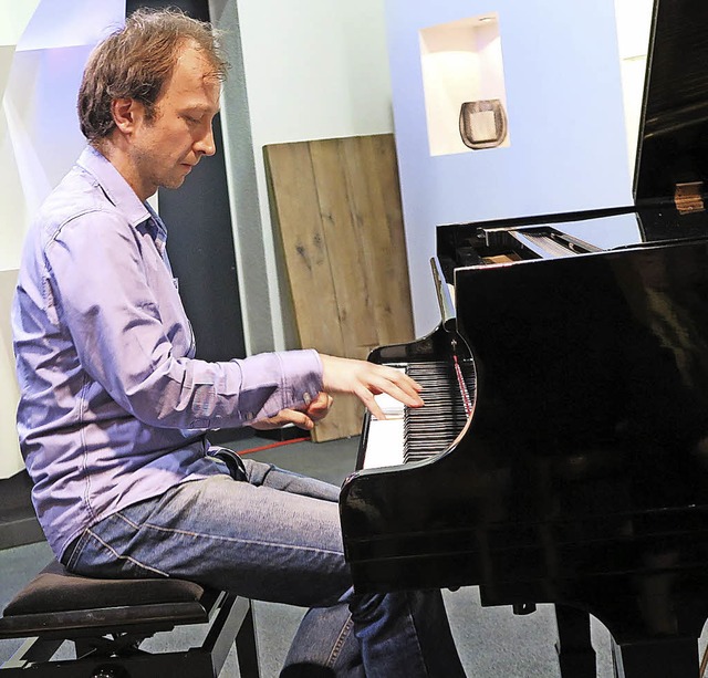 Verwandelt den Verkaufsraum in einen Konzertsaal: der Pianist Bogdan Vaida.   | Foto: Beatrice Ehrlich