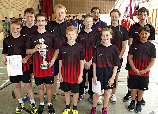 Die  Jugendfeuerwehr Haagen verteidigt...erwehr-Hockeymannschaften den Pokal.    | Foto: Paul Schleer