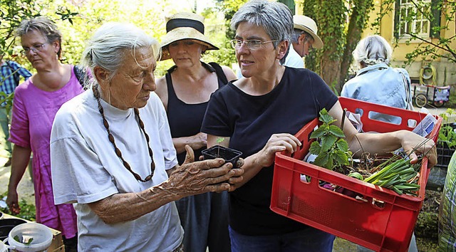 Ruth Noack (links) betreut den Garten ...rhof und ist immer mit Rat zur Stelle.  | Foto: Anja Bertsch