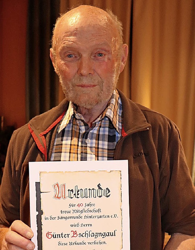 Gnter Bschlagngaul wurde fr 40 Jahre bei der Sngerrunde Hinterzarten geehrt.   | Foto: Dieter Maurer