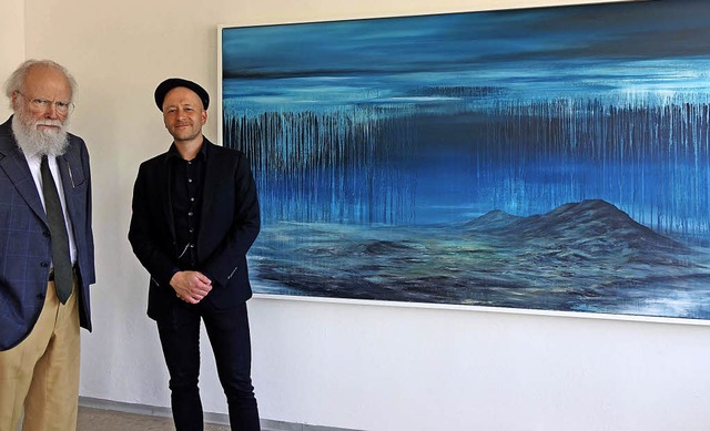 Der Maler David Stegmann (rechts) mit ...Serie &#8222;Schwarzwaldstille&#8220;   | Foto: Roswitha Frey