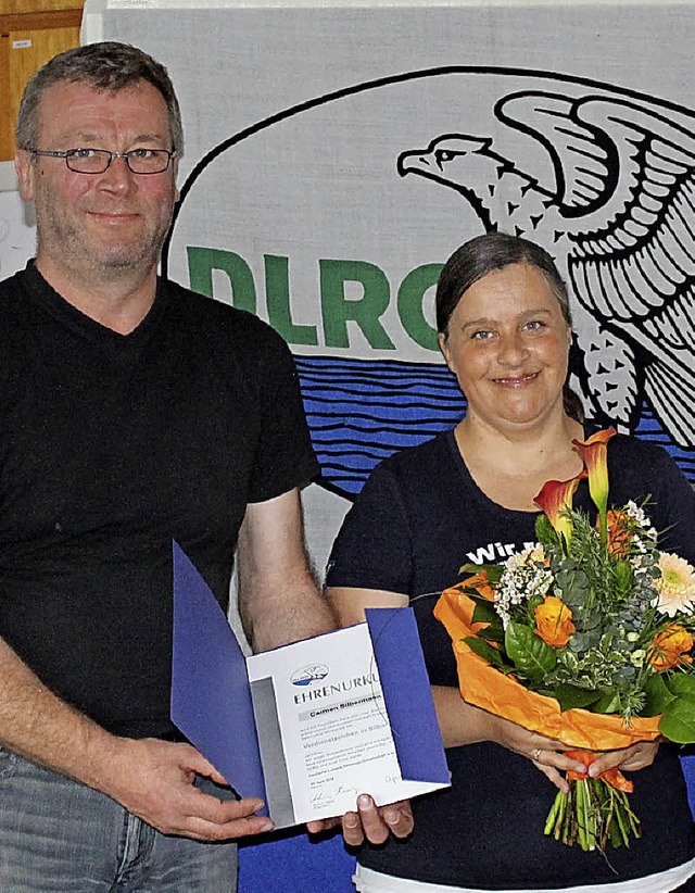 Blumen und Landesehrenurkunde erhielt ...er der DLRG Rhein-Kinzig Michael Denu.  | Foto: axel Reibel