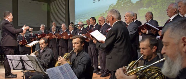 Der tlinger Jubilumschor machte beim...e um Heiner Krause (rechts) begleitet.  | Foto: Hannes Lauber