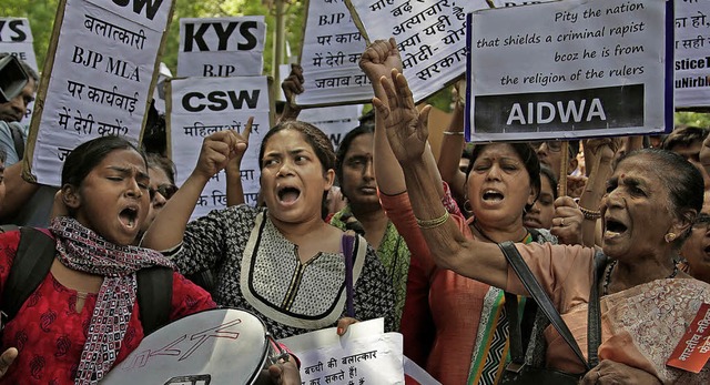 Studenten und Aktivisten protestieren ...zwei Vergewaltigungen junger Mdchen.   | Foto: dpa