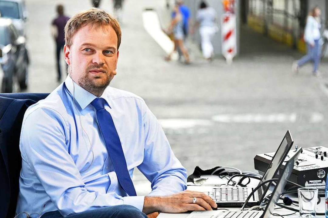Der stdtische Statistiker Andreas Kern kommentierte live die Ergebnisse.  | Foto: Michael Bamberger