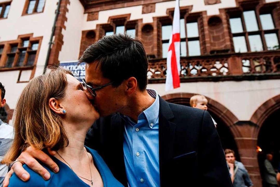 Kuss fr den Wahlsieger: Martin Horn und seine Ehefrau Irina.  | Foto: dpa