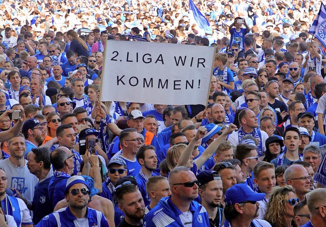Und jetzt sind sie da: Fans des 1. FC Magdeburg   | Foto: dpa