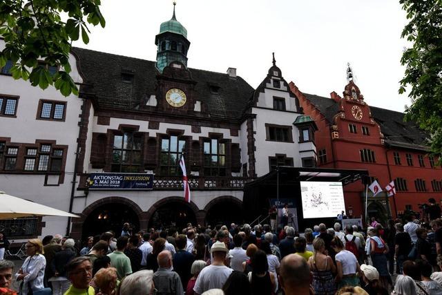 Fotos: Überraschung beim Freiburger OB-Wahlabend auf dem Rathausplatz