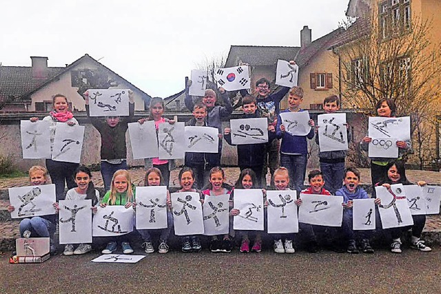 Die Klasse 4a der Grundschule Fahrnau mit ihren Olympiaplakaten  | Foto: Kirsten Krefft
