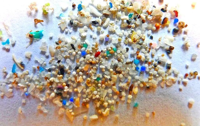 Mikroplastikkgelchen verschmutzen unsere Flsse und Meere.  | Foto: ---