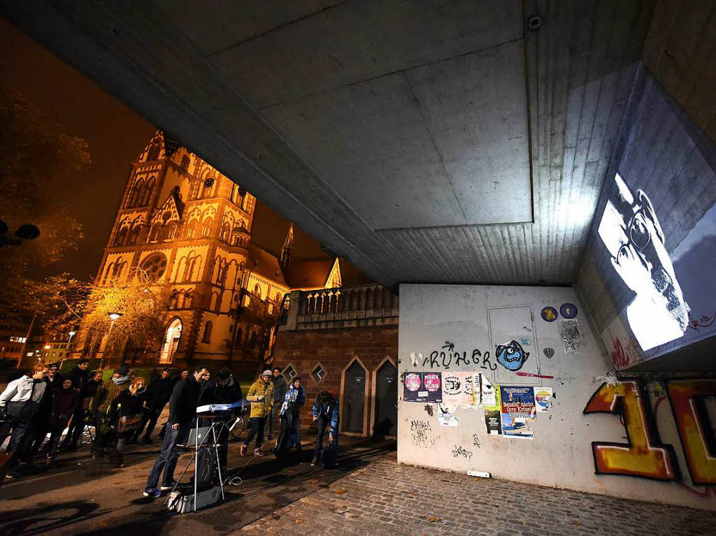 Wenn Freiburger Wnde wieder zu „Living Walls“ werden – denn auf ihnen werden Kinofilme gezeigt.
