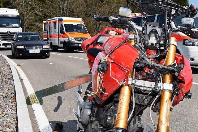 Motorradfahrer stürzt bei Lenzkirch und verletzt sich lebensgefährlich