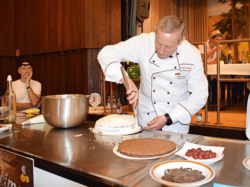 Jurymitglied Franz-Josef Koszinowsky demonstriert wie die Schwarzwlder Kirschtorte zu Beginn des 20. Jahrhunderts ausgesehen hat...