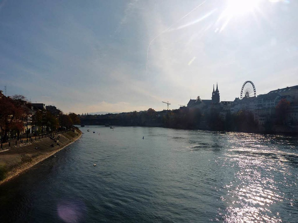In Basel könnt ihr am Rhein spazieren.  | Foto: Maike Sommer