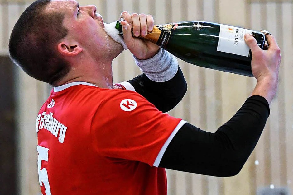 Bierdusche, Sektspritzer und mehr – ausgelassen feiert die HSG Freiburg den Aufstieg in die Südbadenliga nach einem klaren 32:22-Heimerfolg gegen die SG Hornberg/Lauterbach/Triberg in der Gerhard-Graf-Halle. (Foto: Patrick Seeger) Bierdusche, Sektspritzer und mehr – ausgelassen feiert die HSG Freiburg den Aufstieg in die Südbadenliga nach einem klaren 32:22-Heimerfolg gegen die SG Hornberg/Lauterbach/Triberg in der Gerhard-Graf-Halle. (Foto: Patrick Seeger)